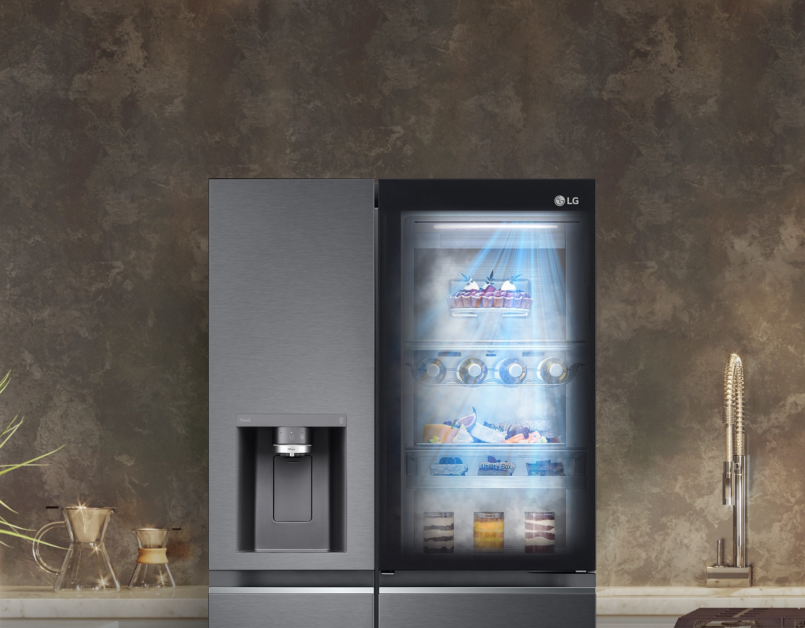 Refrigerador InstaView negro con luz interior visible, rayos de luz azul de DoorCooling.